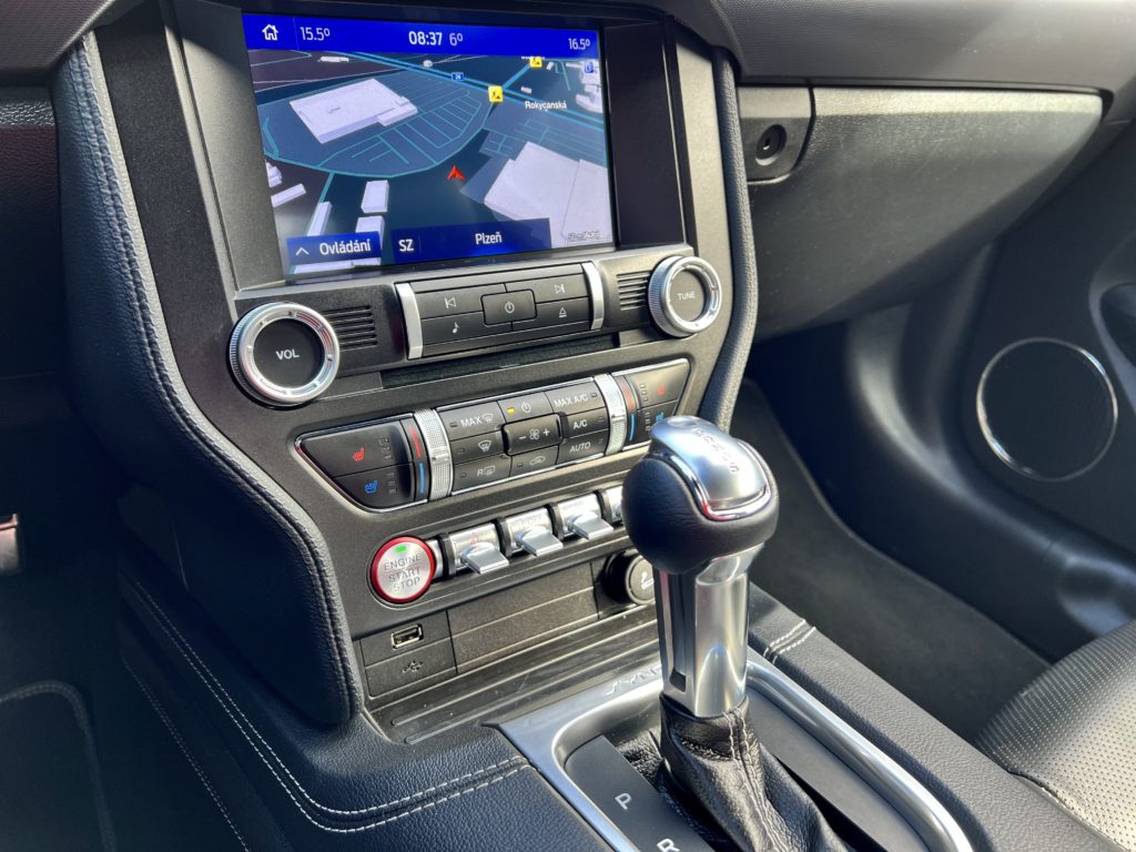 Ford Mustang rádio a převodovka